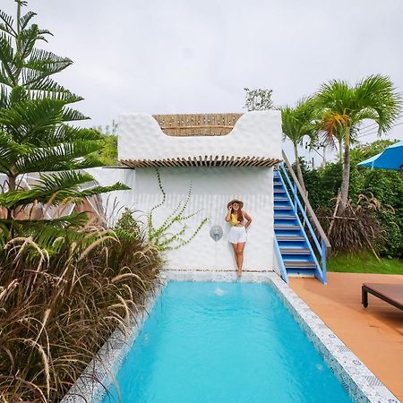 Le Resort And Villas Rawai Buitenkant foto A pool at a resort in Phuket, Thailand