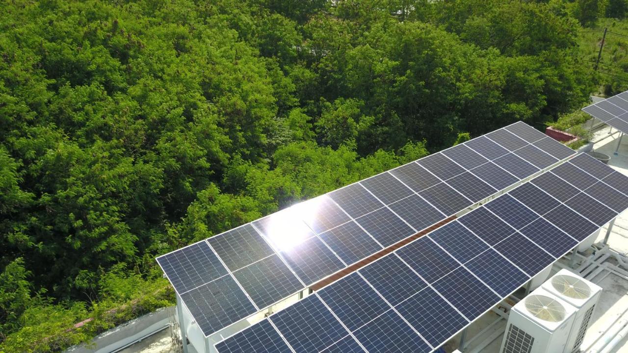 Le Resort And Villas Rawai Buitenkant foto Solar panels on the roof of the school