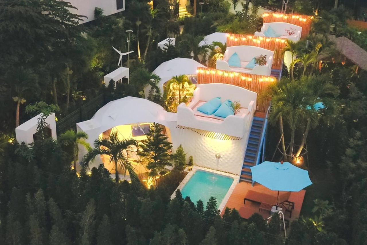 Le Resort And Villas Rawai Buitenkant foto The resort at night
