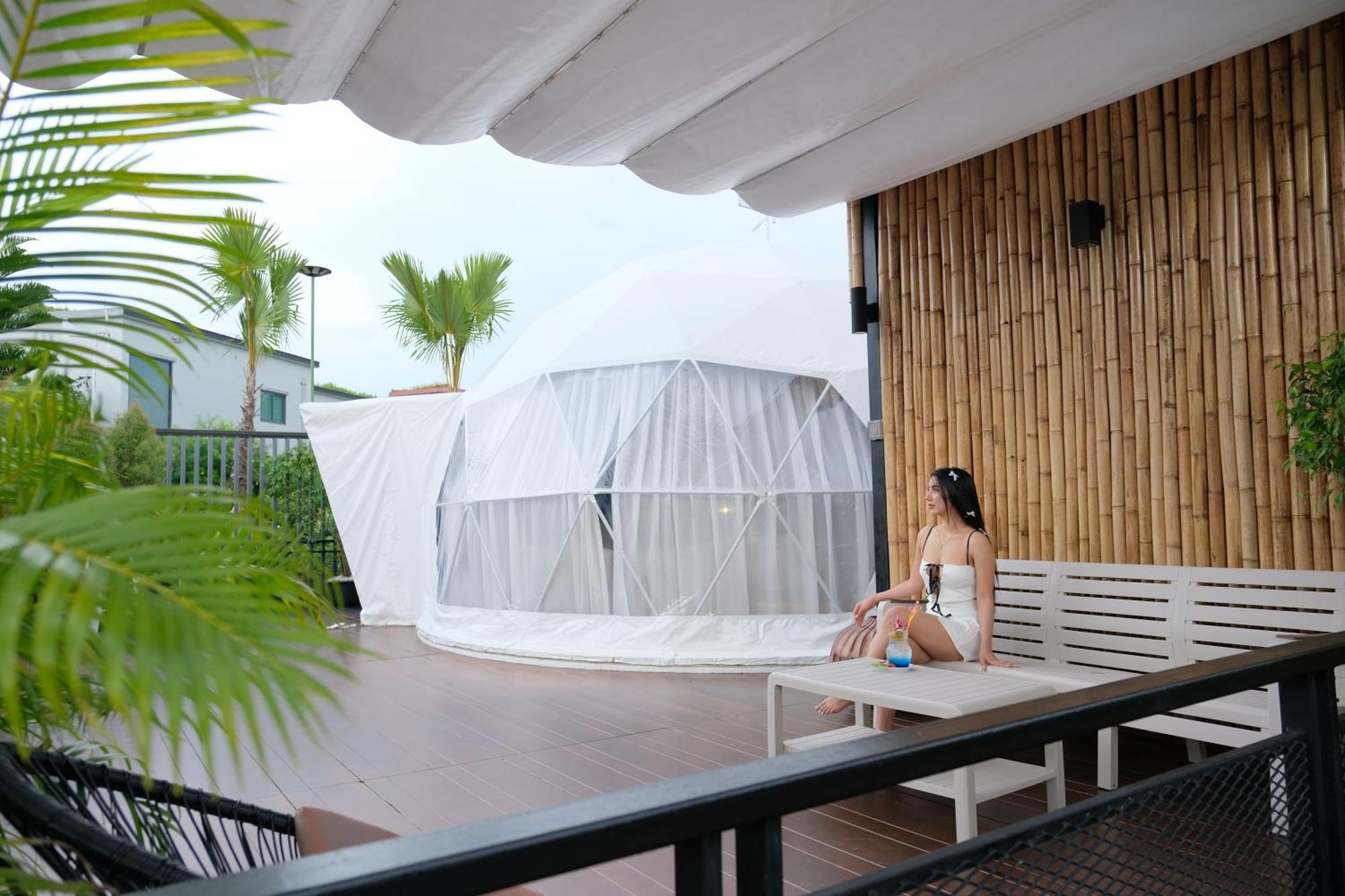 Le Resort And Villas Rawai Buitenkant foto The Bubble Hotel