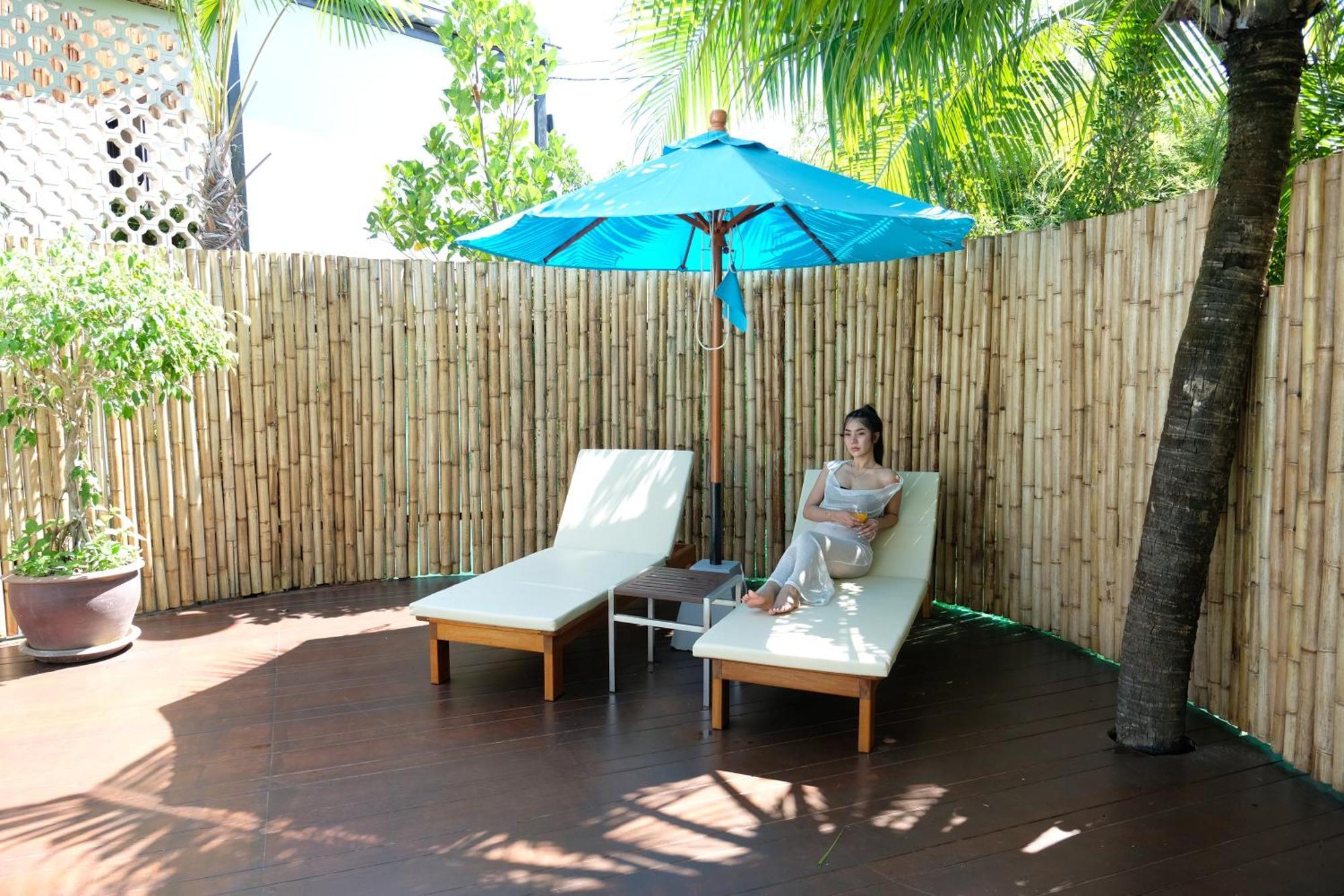 Le Resort And Villas Rawai Buitenkant foto A bamboo fence