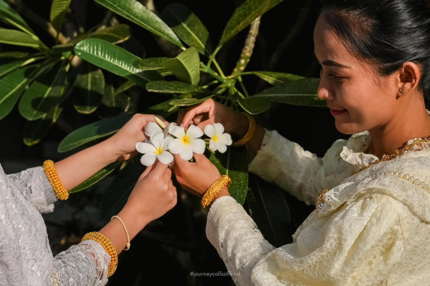 Le Resort And Villas Rawai Buitenkant foto Thai woman wearing traditional Thai dress