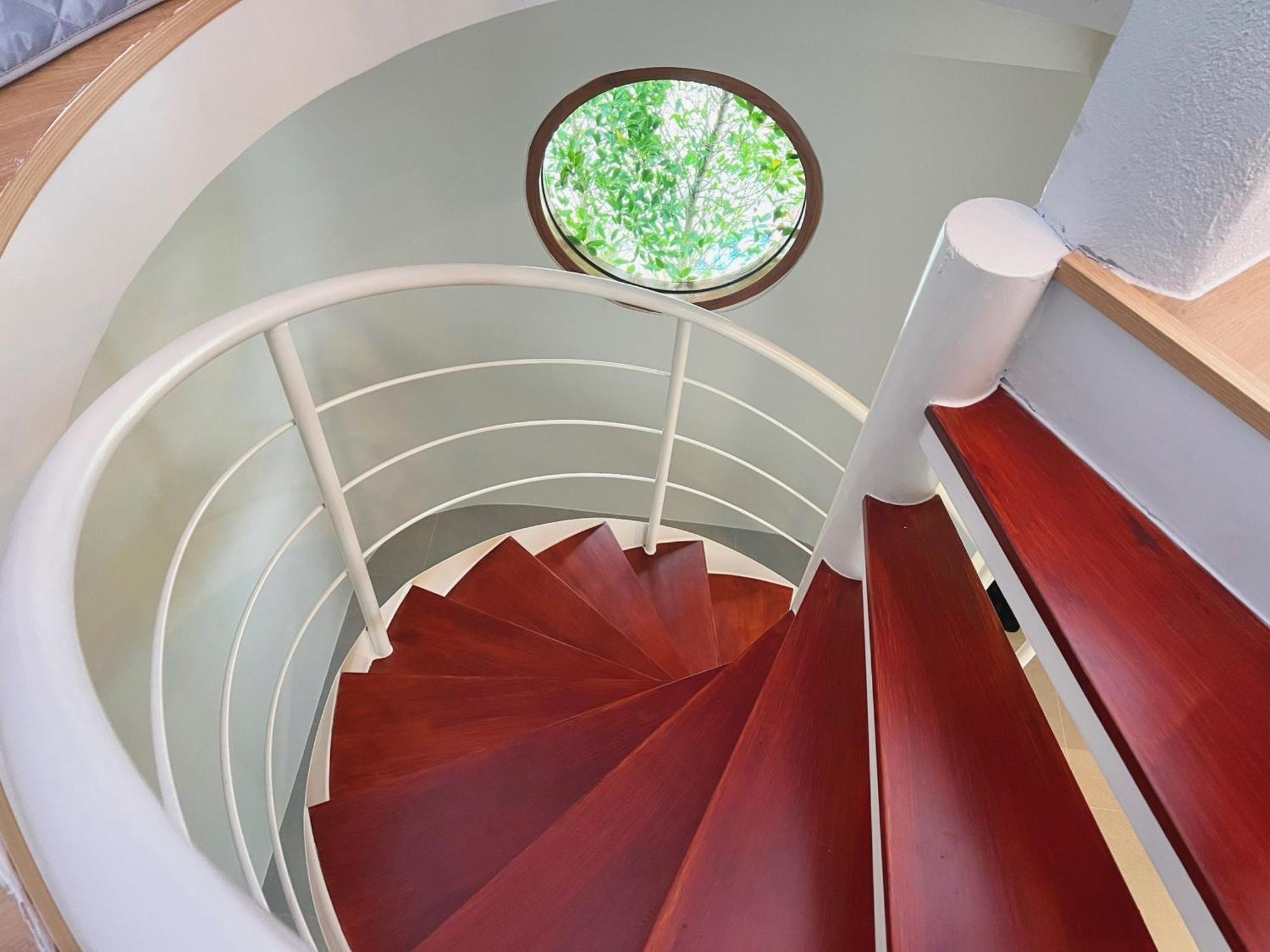 Le Resort And Villas Rawai Buitenkant foto Spiral staircase