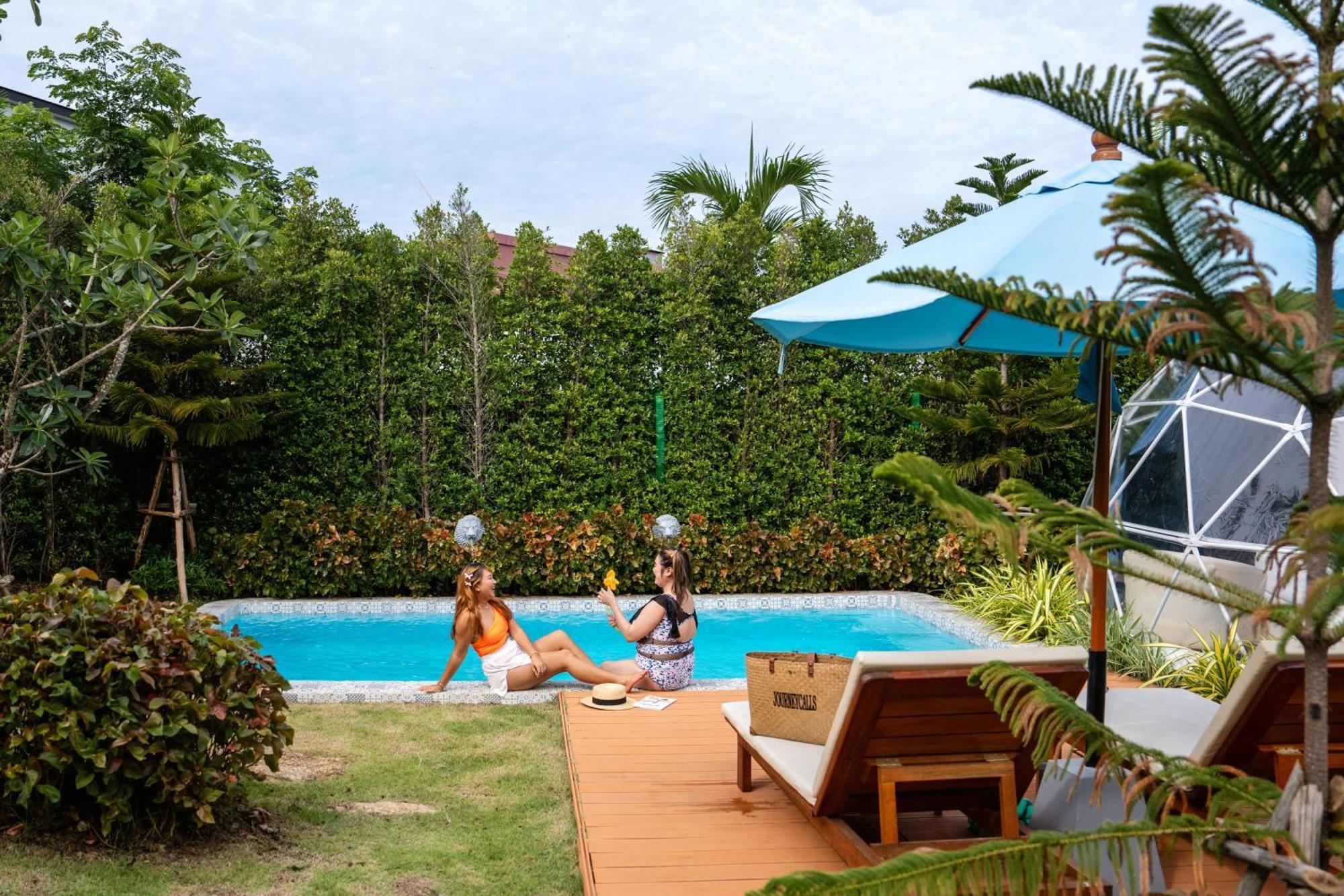 Le Resort And Villas Rawai Buitenkant foto A pool in Phuket, Thailand