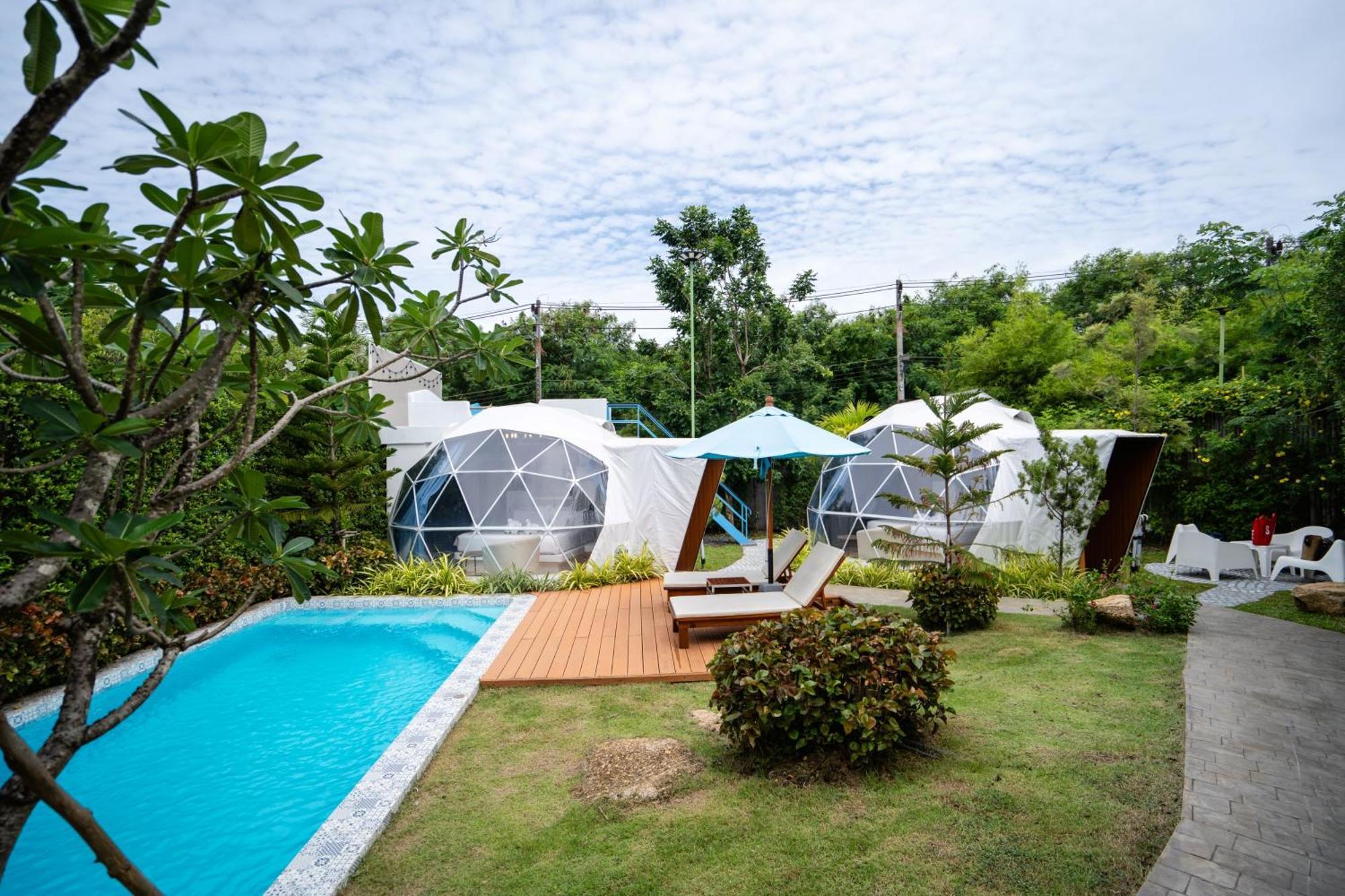 Le Resort And Villas Rawai Buitenkant foto The resort's pool and dome bungalows