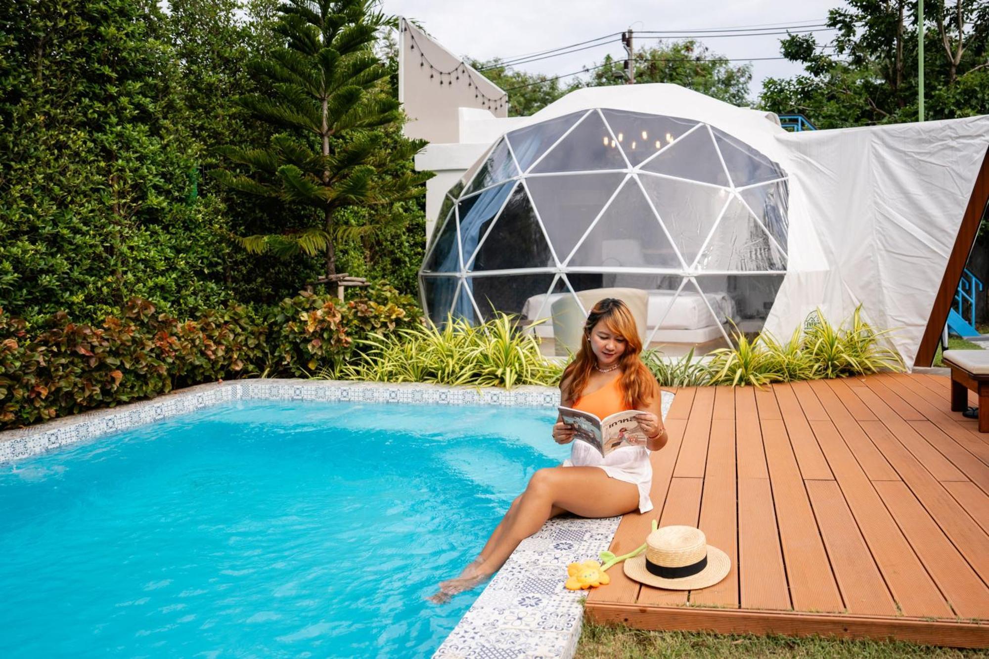 Le Resort And Villas Rawai Buitenkant foto A woman relaxing at a poolside