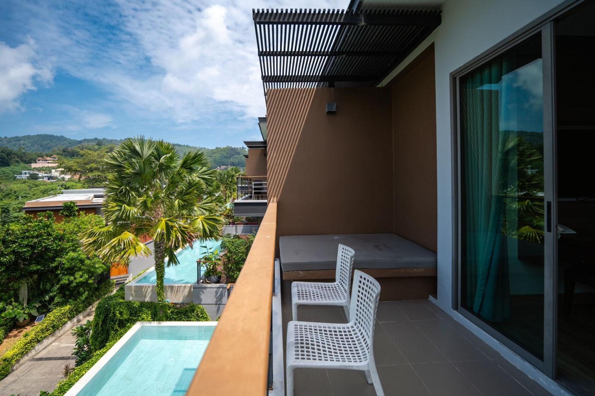 Le Resort And Villas Rawai Buitenkant foto A balcony with a view of the pool